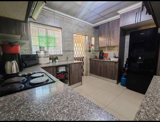 3 BEDROOM TOWNHOUSE FOR SALE IN CLAREMONT